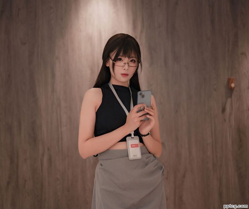 轩萧学姐 眼镜娘OL COS写真图集-皮皮兔动漫