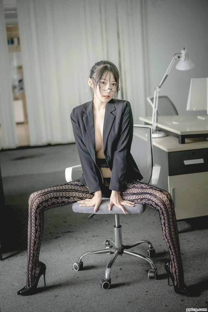 香草喵露露    黑色西装