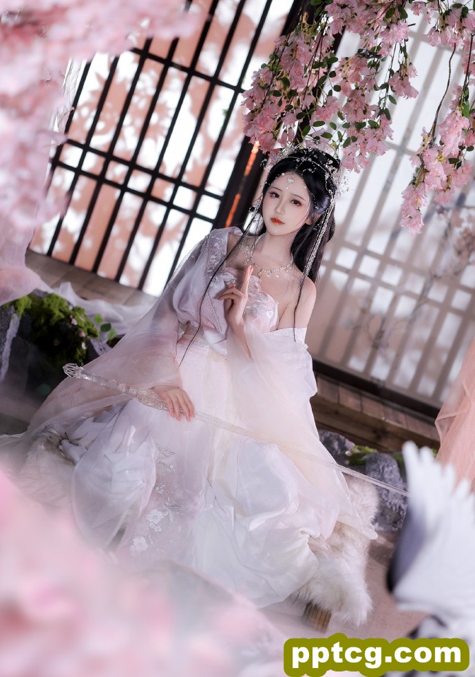 大师兄，既已被你发现我的身份那我也不…唔…