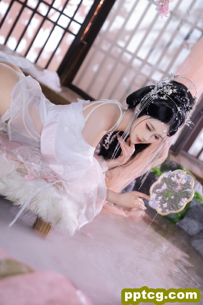 大师兄，既已被你发现我的身份那我也不…唔…